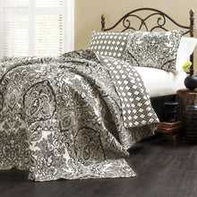 Load image into Gallery viewer, Queen size 3-Piece Quilt Set 100-Percent Cotton in Black White Damask